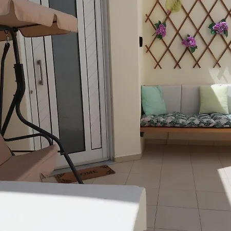 Maria's House In Front Of The 아파트