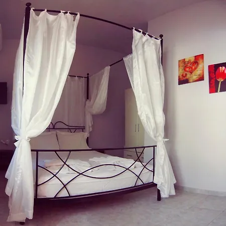 Maria's House In Front Of The * 하니아